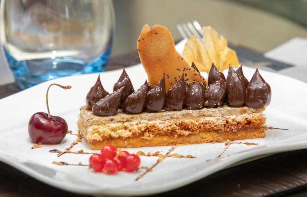 Hotel Lou Caleu Restaurant Le Rocher Des Abeilles Saint-Martin-de-Castillon المظهر الخارجي الصورة