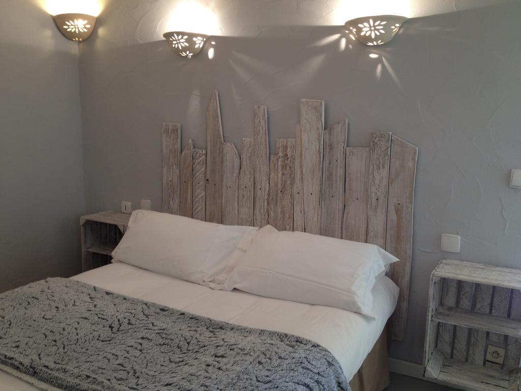 Hotel Lou Caleu Restaurant Le Rocher Des Abeilles Saint-Martin-de-Castillon الغرفة الصورة