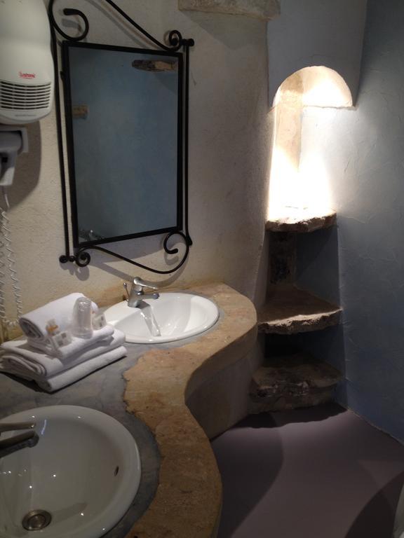 Hotel Lou Caleu Restaurant Le Rocher Des Abeilles Saint-Martin-de-Castillon الغرفة الصورة