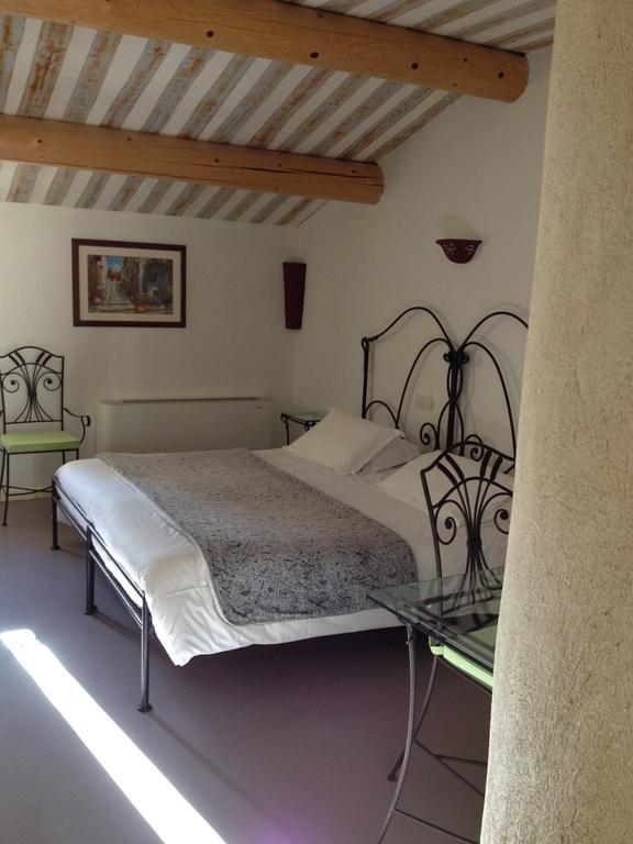 Hotel Lou Caleu Restaurant Le Rocher Des Abeilles Saint-Martin-de-Castillon الغرفة الصورة