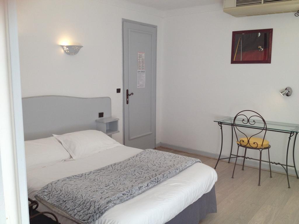 Hotel Lou Caleu Restaurant Le Rocher Des Abeilles Saint-Martin-de-Castillon الغرفة الصورة