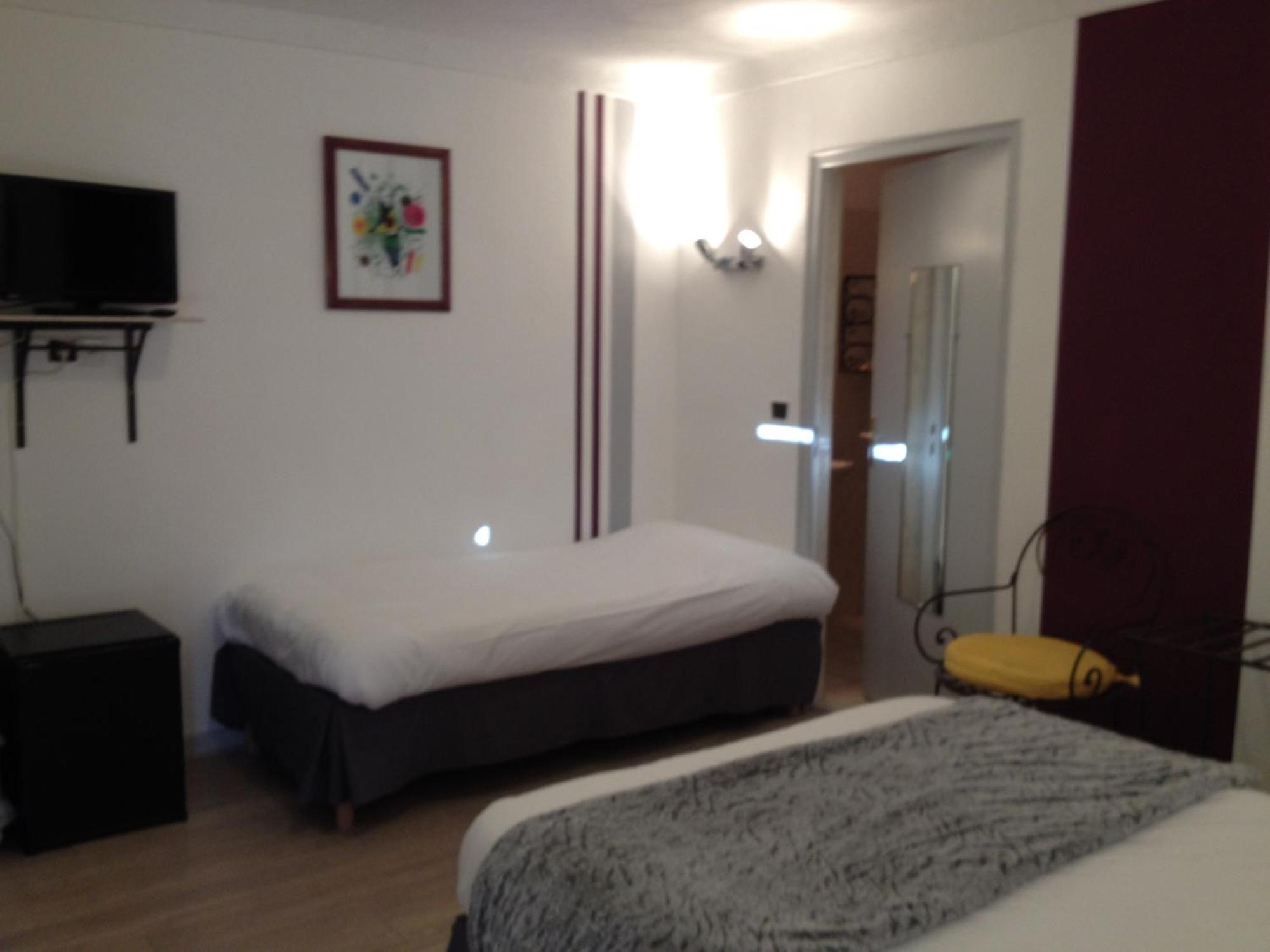 Hotel Lou Caleu Restaurant Le Rocher Des Abeilles Saint-Martin-de-Castillon المظهر الخارجي الصورة
