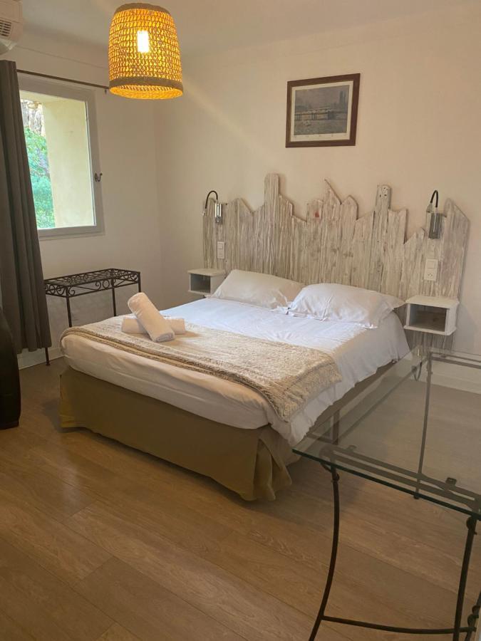 Hotel Lou Caleu Restaurant Le Rocher Des Abeilles Saint-Martin-de-Castillon المظهر الخارجي الصورة