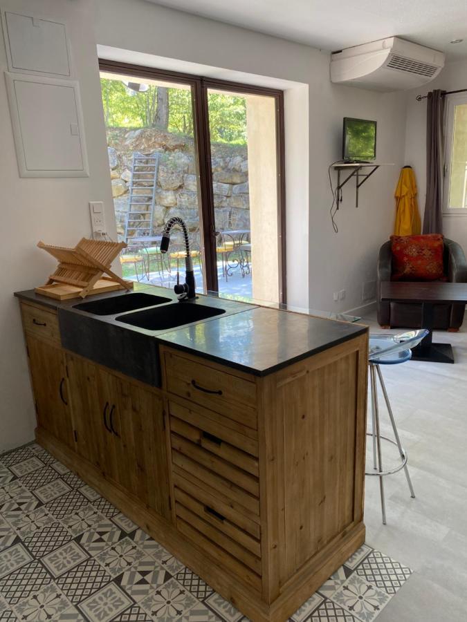 Hotel Lou Caleu Restaurant Le Rocher Des Abeilles Saint-Martin-de-Castillon المظهر الخارجي الصورة