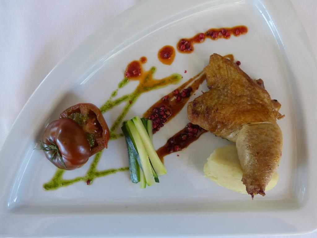 Hotel Lou Caleu Restaurant Le Rocher Des Abeilles Saint-Martin-de-Castillon المظهر الخارجي الصورة