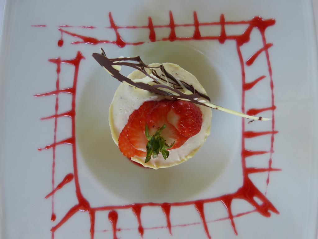 Hotel Lou Caleu Restaurant Le Rocher Des Abeilles Saint-Martin-de-Castillon المظهر الخارجي الصورة
