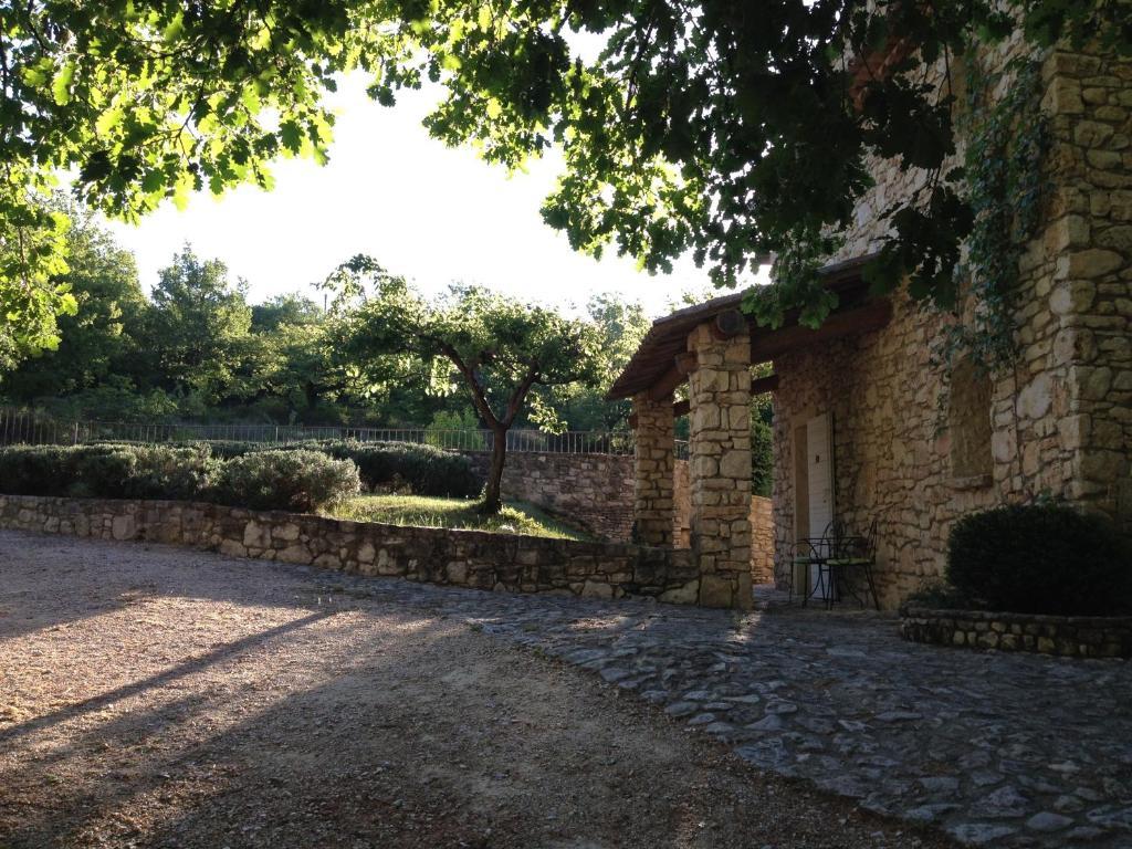 Hotel Lou Caleu Restaurant Le Rocher Des Abeilles Saint-Martin-de-Castillon المظهر الخارجي الصورة